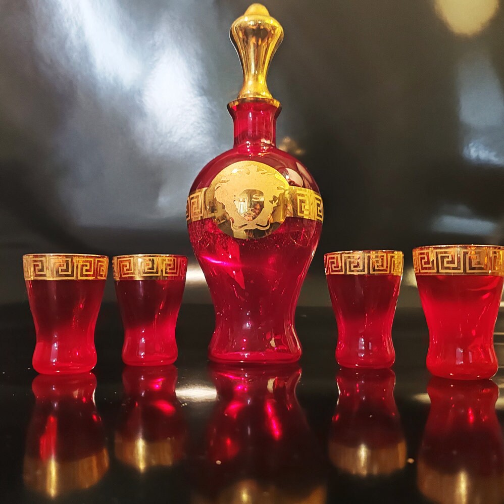 1960s Wonderful Jellyfish drawing Bottle and 4 Glasses with fine Golden finishes in Murano Glass. Made in Italy.