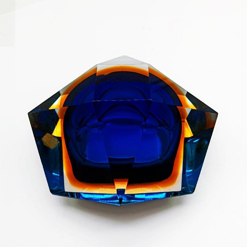 1960s Stunning Multifaceted Ashtray or Catch-all in Murano Glass by Flavio Poli for Seguso. Label Murano. 14 cm.