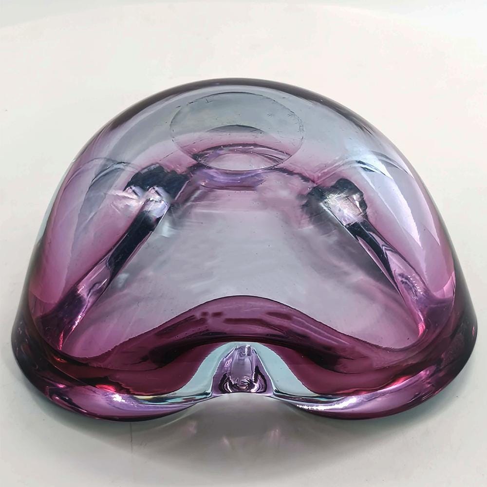1960s Ashtray in Uranium Murano Glass by Flavio Poli for Seguso. Made in Italy. 16 cm. / 6.29 inches
