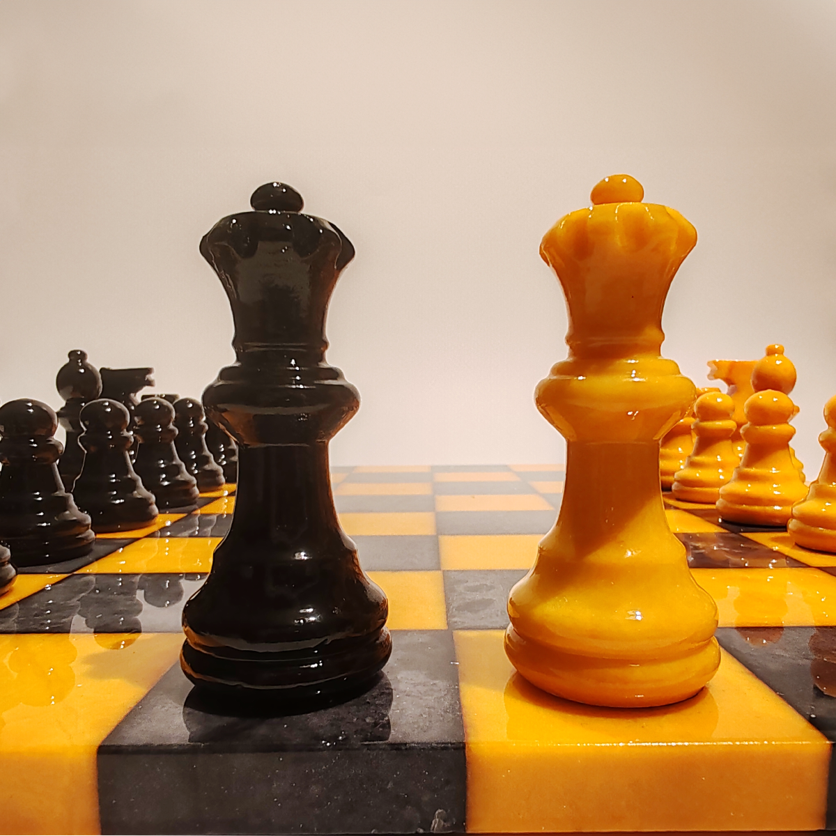 Chess Set in Hand carved Italian Alabaster of Volterra - Yellow and Black  - 1970s