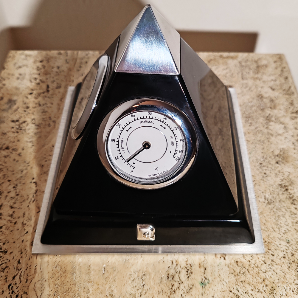 1970s Black Table Clock "Pyramide" by Gianfranco Ferrè - made in Italy.