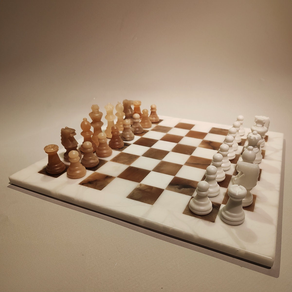 1970s Chess Set in Hand carved Italian Alabaster of Volterra - White and Natural Agate (Brown).