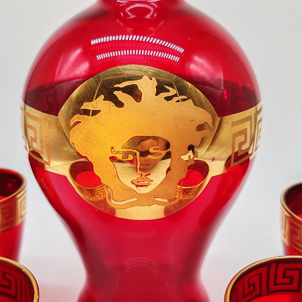 1960s Wonderful Jellyfish drawing Bottle and 4 Glasses with fine Golden finishes in Murano Glass. Made in Italy.