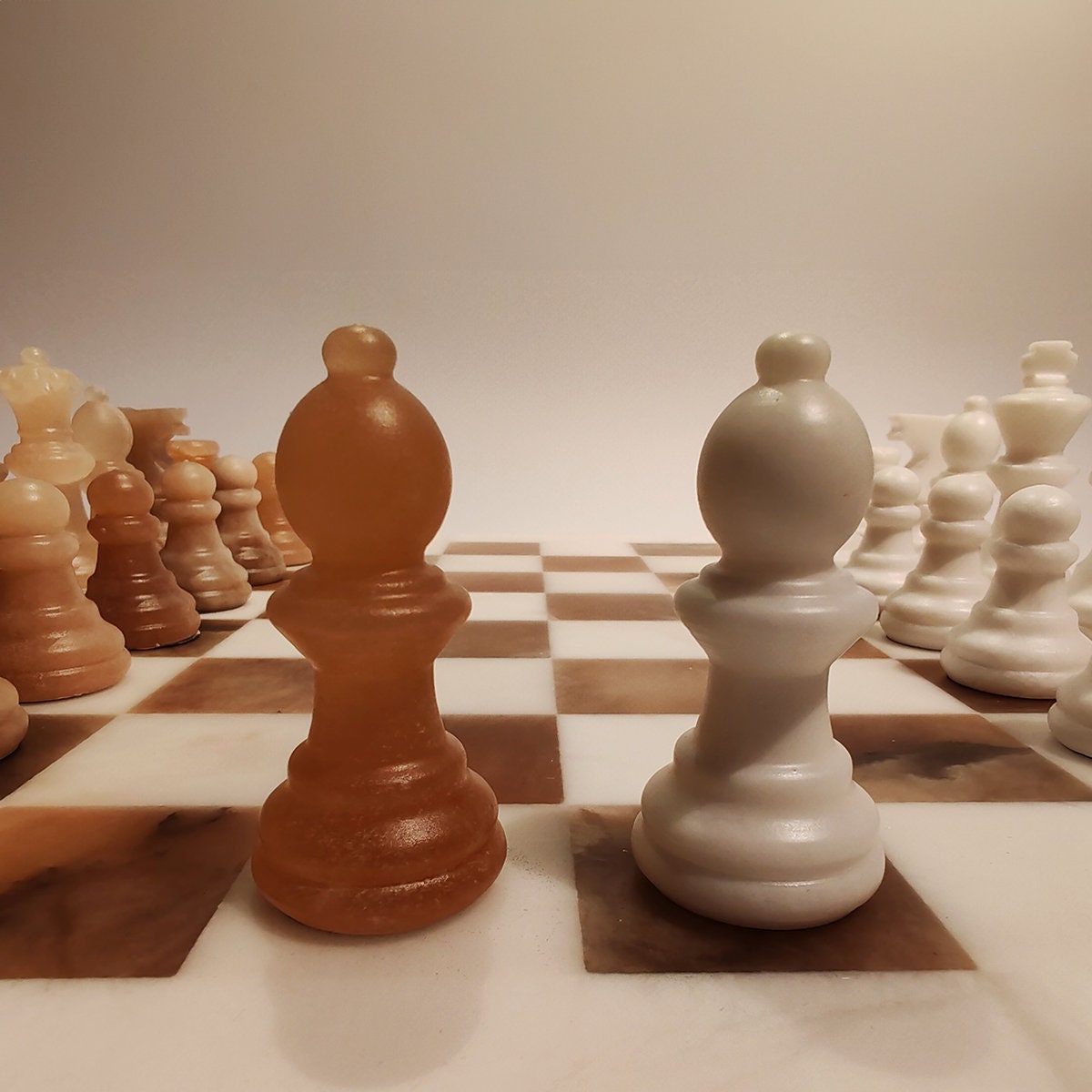1970s Chess Set in Hand carved Italian Alabaster of Volterra - White and Natural Agate (Brown).