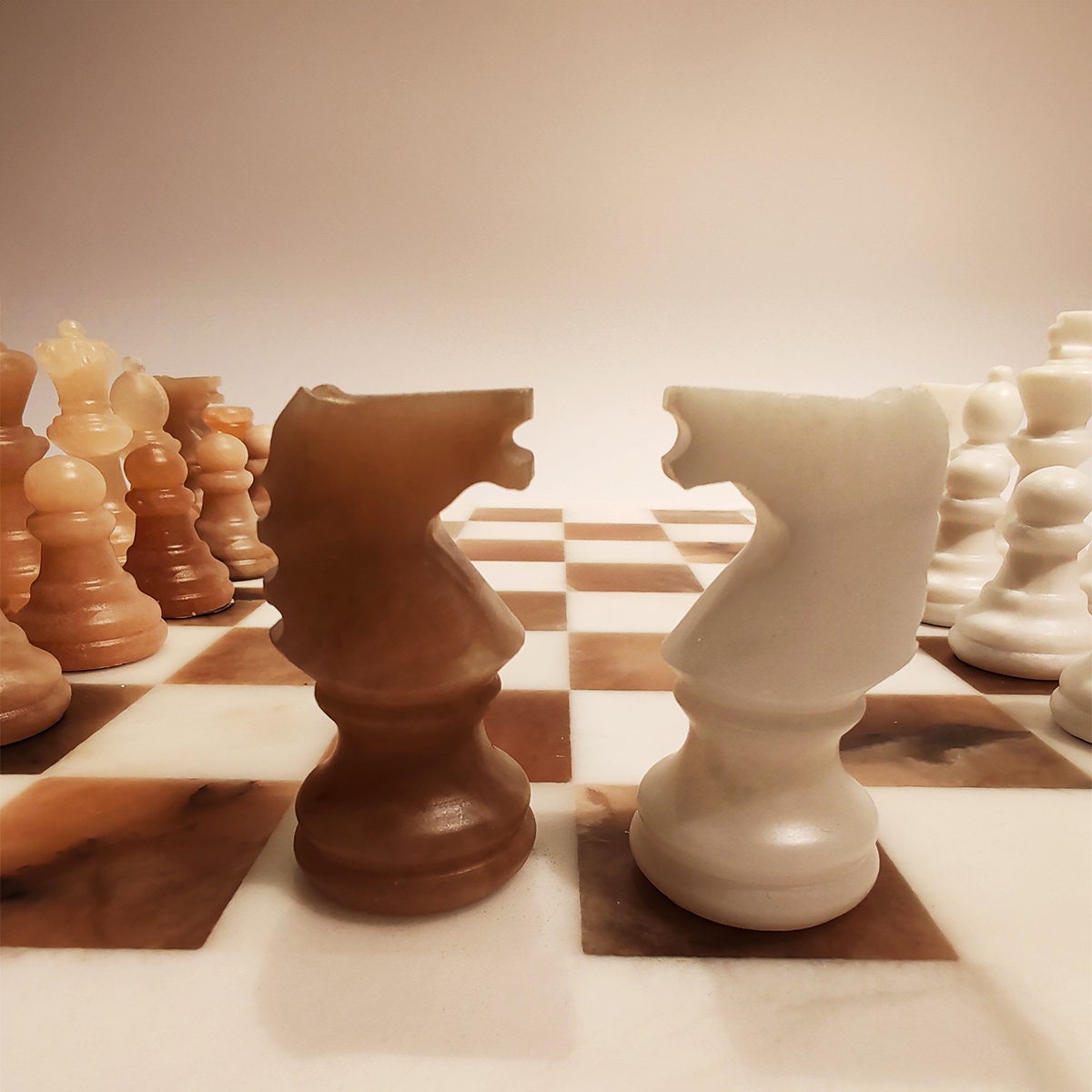 1970s Chess Set in Hand carved Italian Alabaster of Volterra - White and Natural Agate (Brown).