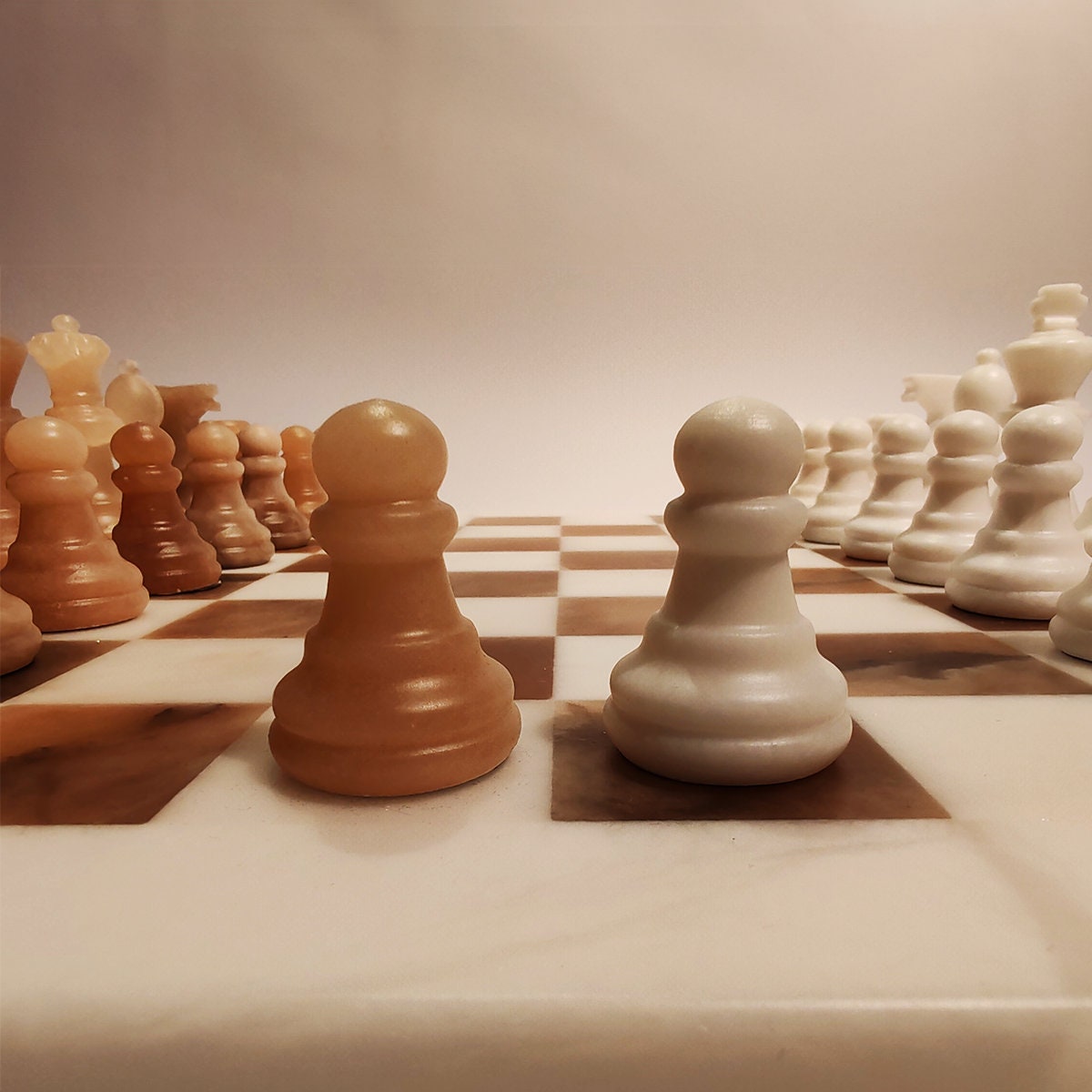 1970s Chess Set in Hand carved Italian Alabaster of Volterra - White and Natural Agate (Brown).