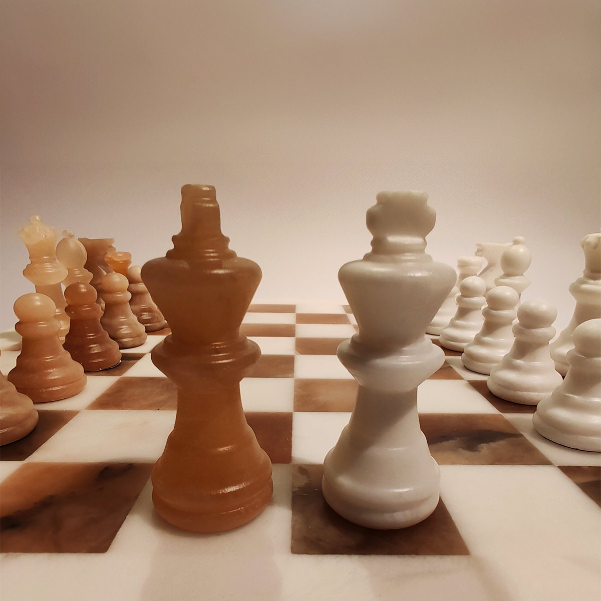 1970s Chess Set in Hand carved Italian Alabaster of Volterra - White and Natural Agate (Brown).