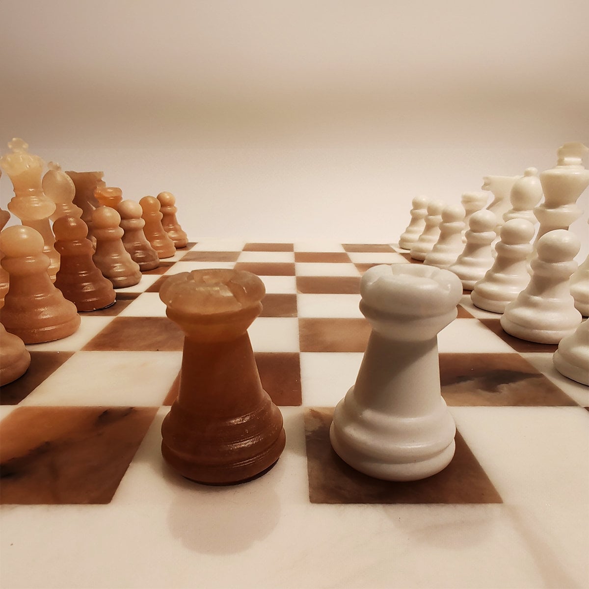 1970s Chess Set in Hand carved Italian Alabaster of Volterra - White and Natural Agate (Brown).