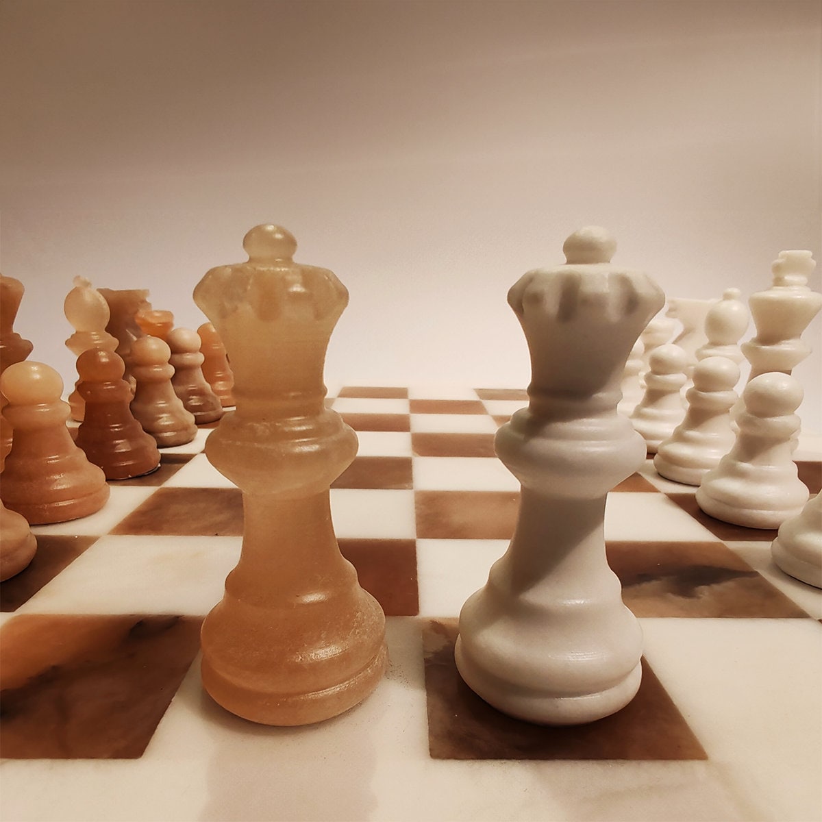 1970s Chess Set in Hand carved Italian Alabaster of Volterra - White and Natural Agate (Brown).