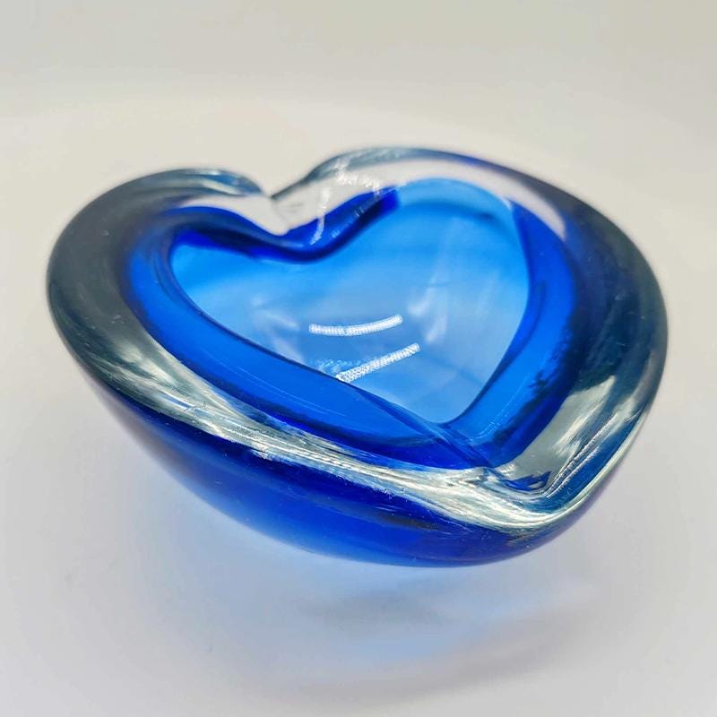 1960s Sunning Heart-shaped Ashtray or Catch-all in Murano Glass by Flavio Poli for Seguso. Made in Italy.