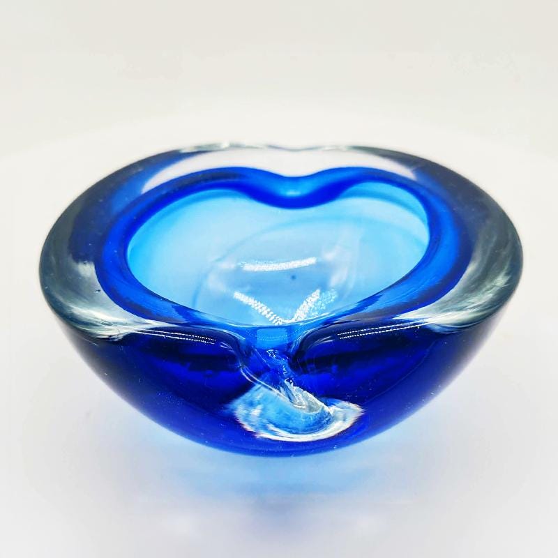 1960s Sunning Heart-shaped Ashtray or Catch-all in Murano Glass by Flavio Poli for Seguso. Made in Italy.