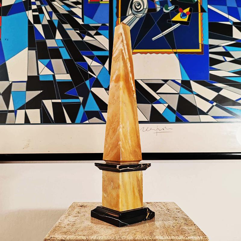1970s Stunning Big Obelisk in Hand Carved Yellow Marble of Siena and Black Marble of Portoro. Made in Italy. 42,5 cm - 16.73 h inches.