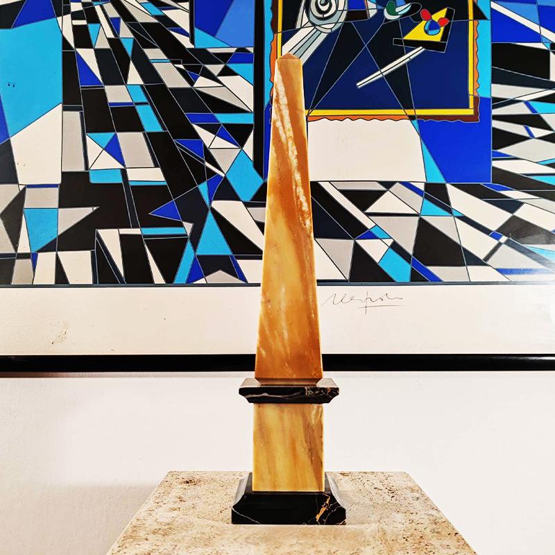 1970s Stunning Big Obelisk in Hand Carved Yellow Marble of Siena and Black Marble of Portoro. Made in Italy. 42,5 cm - 16.73 h inches.