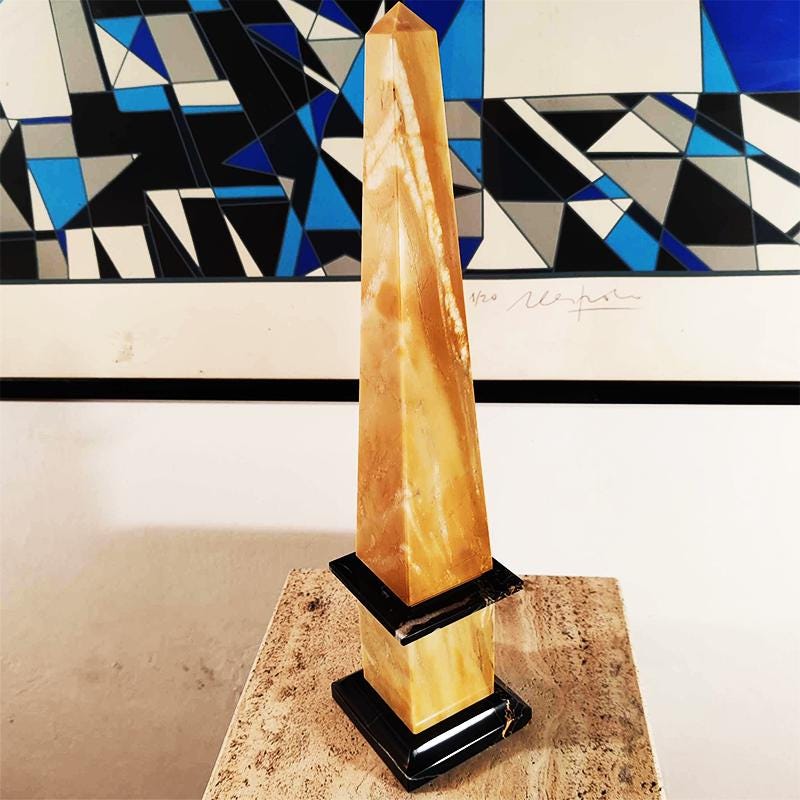 1970s Stunning Big Obelisk in Hand Carved Yellow Marble of Siena and Black Marble of Portoro. Made in Italy. 42,5 cm - 16.73 h inches.