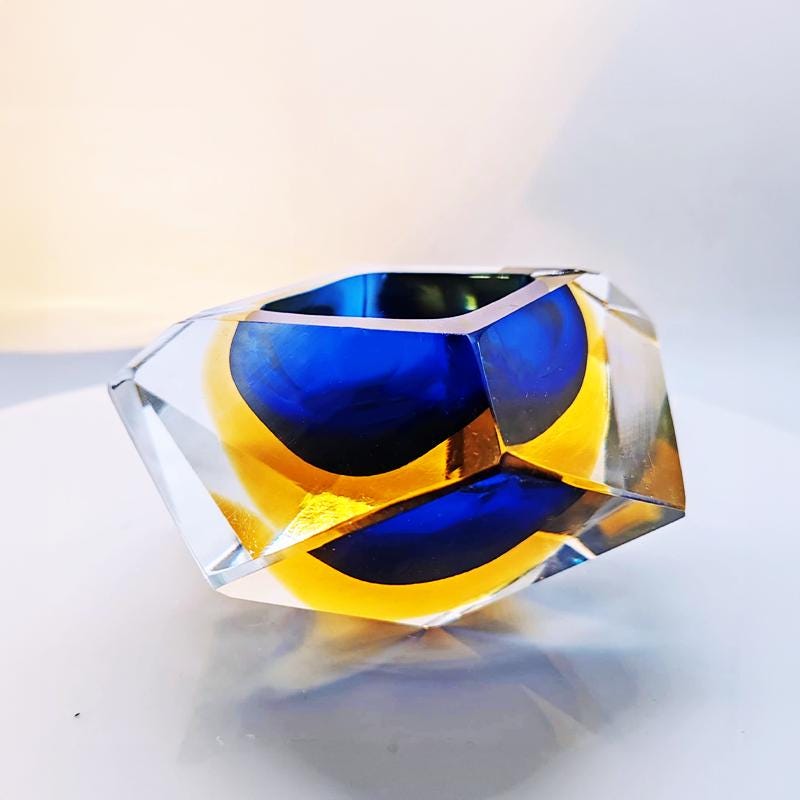 1960s Big Multifaceted Ashtray or Catch-all in Murano Glass by Flavio Poli for Seguso. Made in Italy.