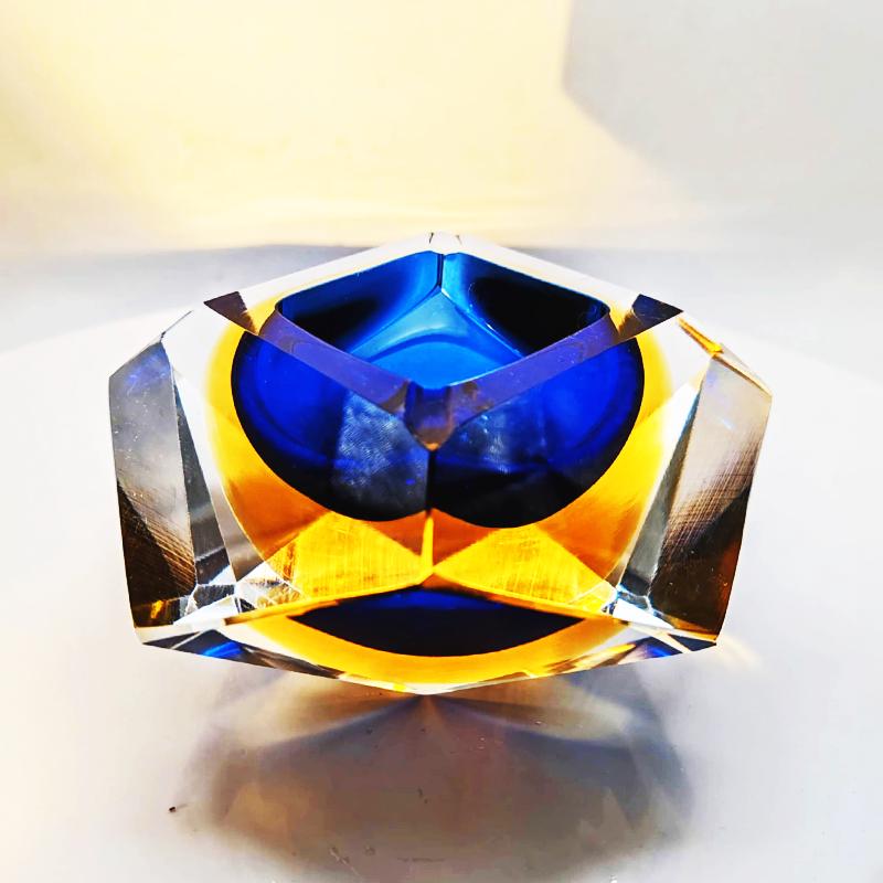 1960s Big Multifaceted Ashtray or Catch-all in Murano Glass by Flavio Poli for Seguso. Made in Italy.