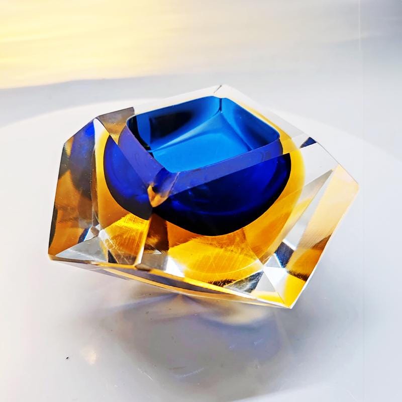 1960s Big Multifaceted Ashtray or Catch-all in Murano Glass by Flavio Poli for Seguso. Made in Italy.