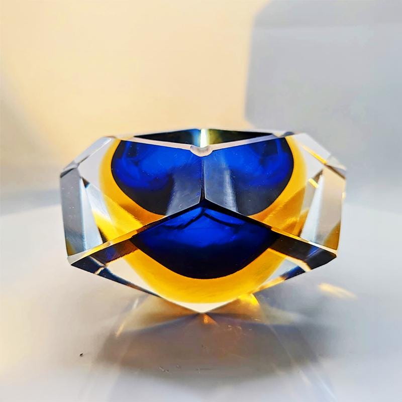 1960s Big Multifaceted Ashtray or Catch-all in Murano Glass by Flavio Poli for Seguso. Made in Italy.