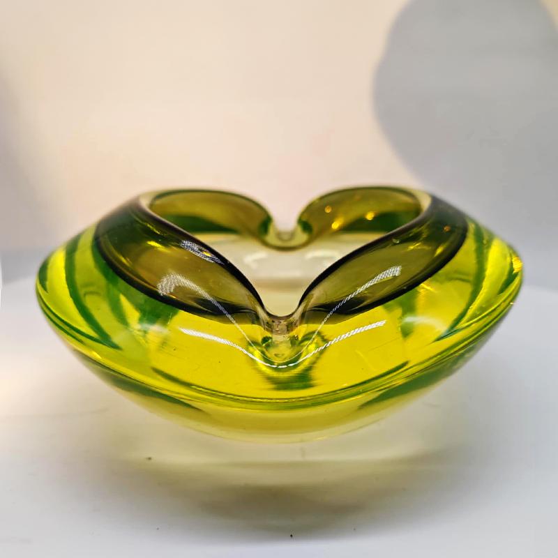 1960s Big Rare Ashtray in Uranium Murano Glass. Made in Italy.