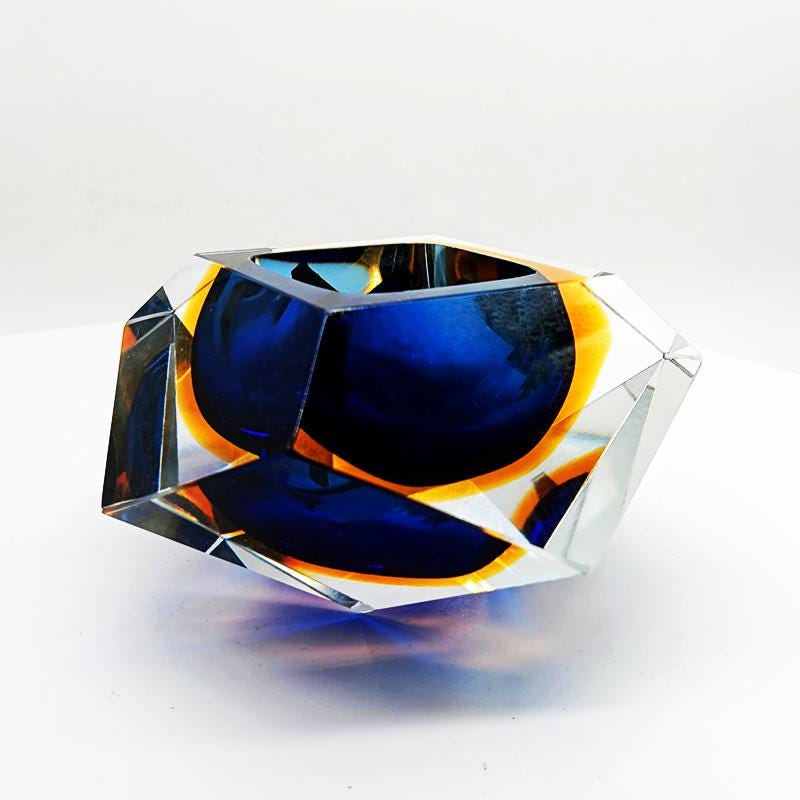 1960s Stunning Multifaceted Ashtray or Catch-all in Murano Glass by Flavio Poli for Seguso. Label Murano. 14 cm.
