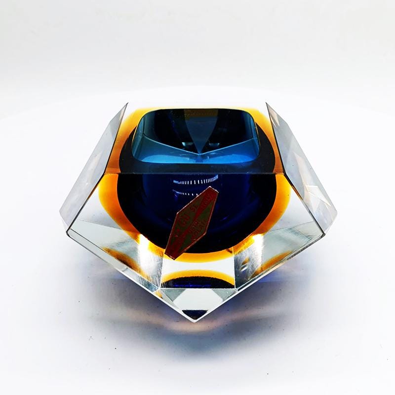 1960s Stunning Multifaceted Ashtray or Catch-all in Murano Glass by Flavio Poli for Seguso. Label Murano. 14 cm.