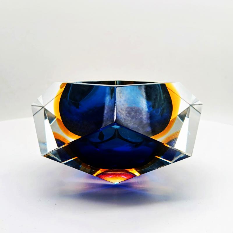 1960s Stunning Multifaceted Ashtray or Catch-all in Murano Glass by Flavio Poli for Seguso. Label Murano. 14 cm.