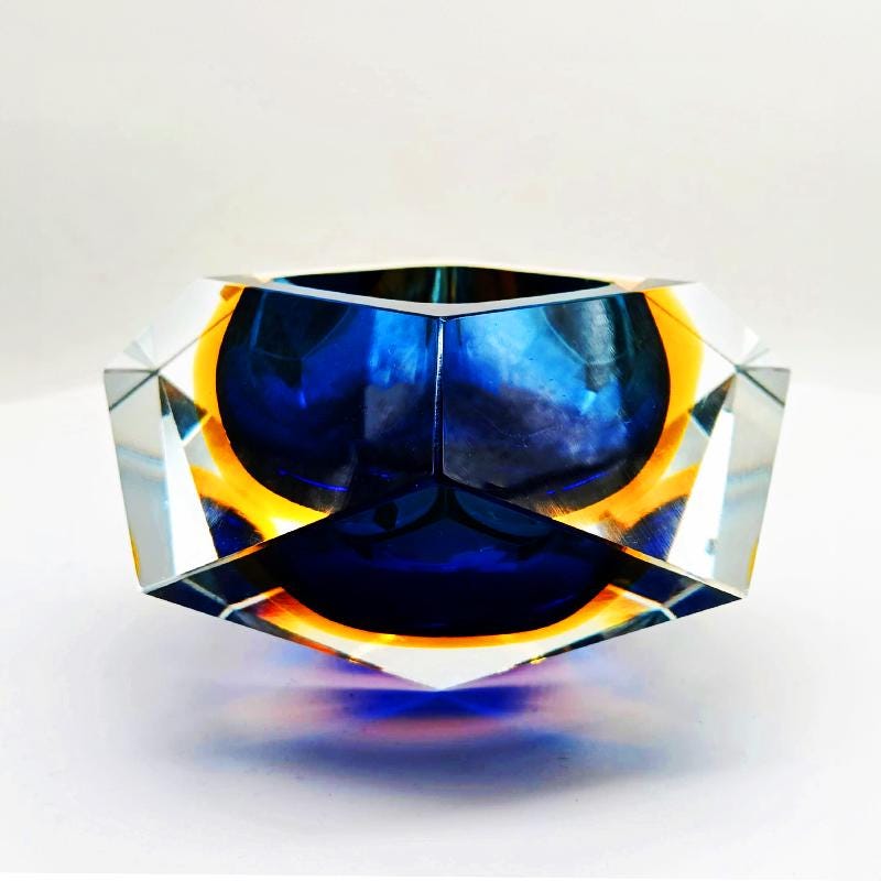 1960s Stunning Multifaceted Ashtray or Catch-all in Murano Glass by Flavio Poli for Seguso. Label Murano. 14 cm.