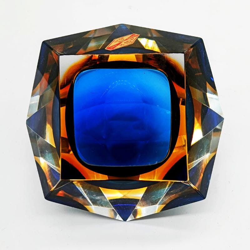 1960s Stunning Multifaceted Ashtray or Catch-all in Murano Glass by Flavio Poli for Seguso. Label Murano. 14 cm.