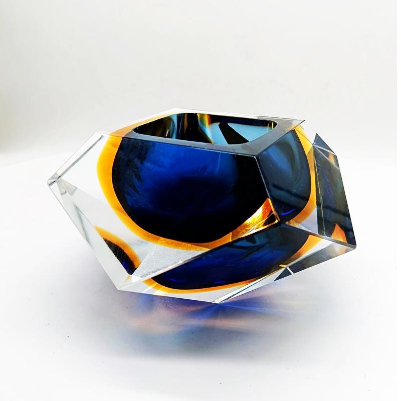 1960s Stunning Multifaceted Ashtray or Catch-all in Murano Glass by Flavio Poli for Seguso. Label Murano. 14 cm.