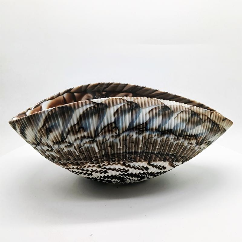 Large Shell Centerpiece / Ashtray / Empty Pocket in hand-worked Murano Art Glass. Made in Italy .  Label - 30 cm. / 11.81 inches.