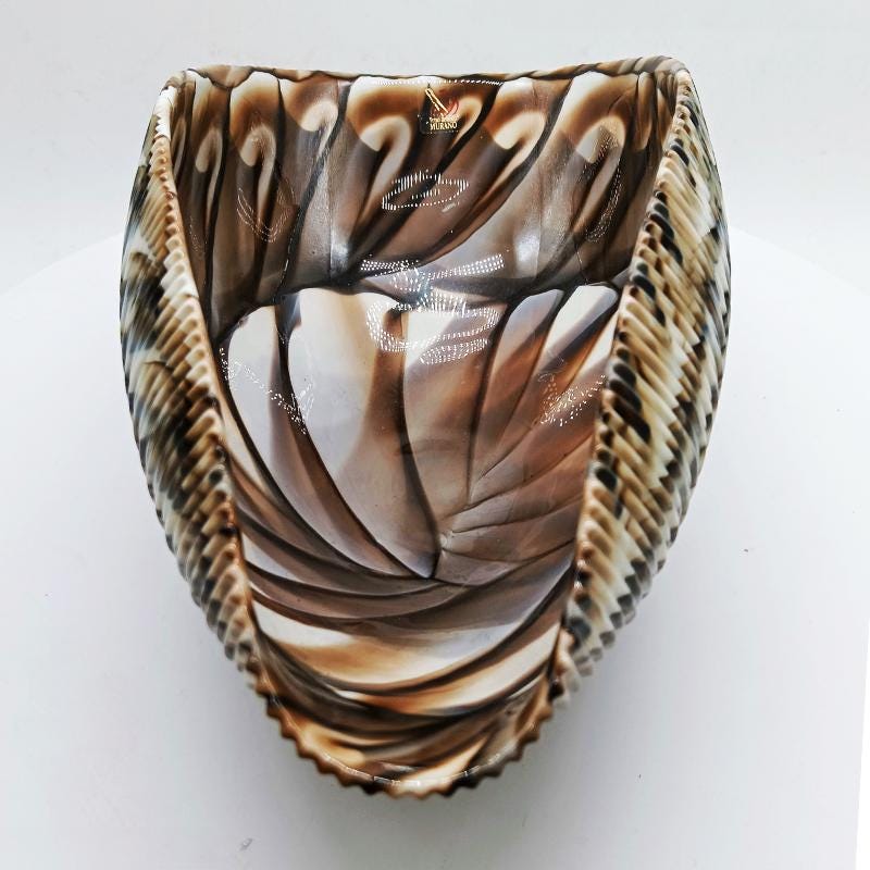 Large Shell Centerpiece / Ashtray / Empty Pocket in hand-worked Murano Art Glass. Made in Italy .  Label - 30 cm. / 11.81 inches.