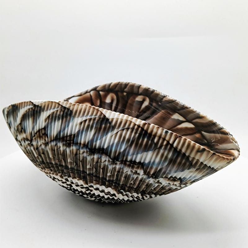 Large Shell Centerpiece / Ashtray / Empty Pocket in hand-worked Murano Art Glass. Made in Italy .  Label - 30 cm. / 11.81 inches.