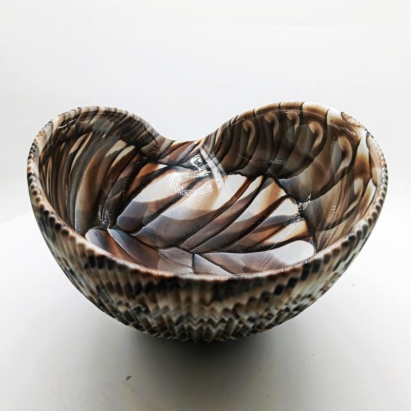 Large Shell Centerpiece / Ashtray / Empty Pocket in hand-worked Murano Art Glass. Made in Italy .  Label - 30 cm. / 11.81 inches.