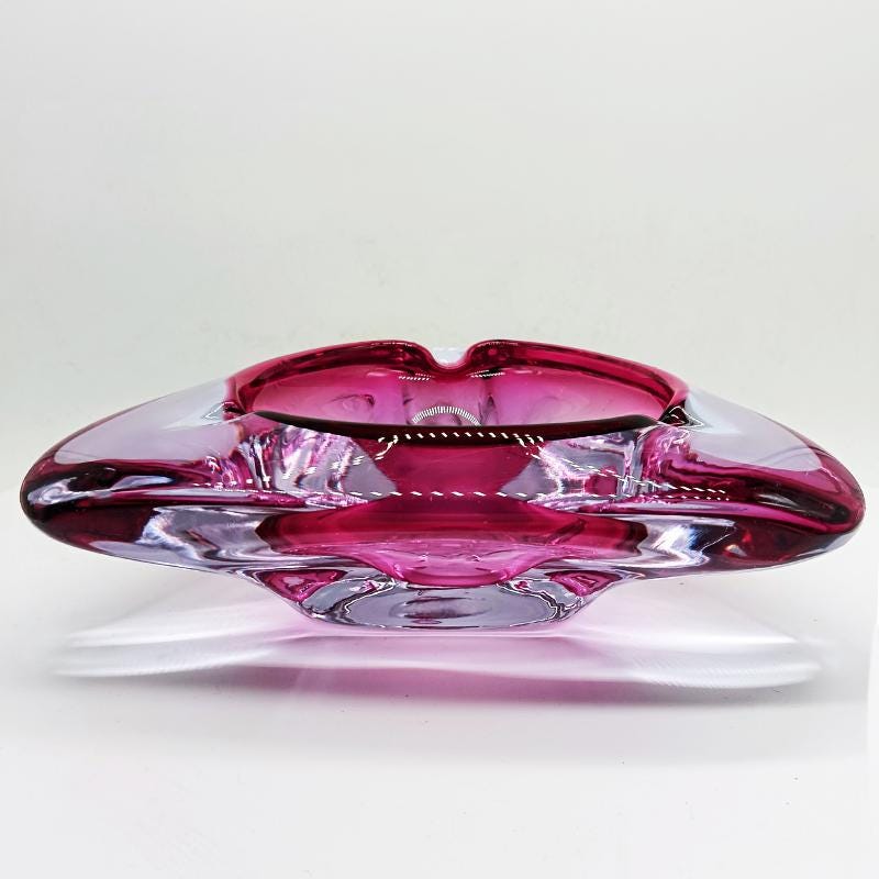 1960s very Big Pink Triangular Ashtray or Catch-all in Murano Glass. Made in Italy. 24 cm / 9.44 inches.