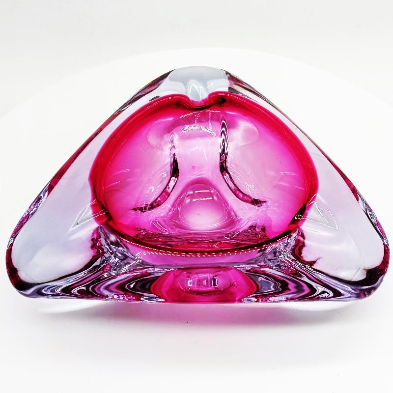 1960s very Big Pink Triangular Ashtray or Catch-all in Murano Glass. Made in Italy. 24 cm / 9.44 inches.