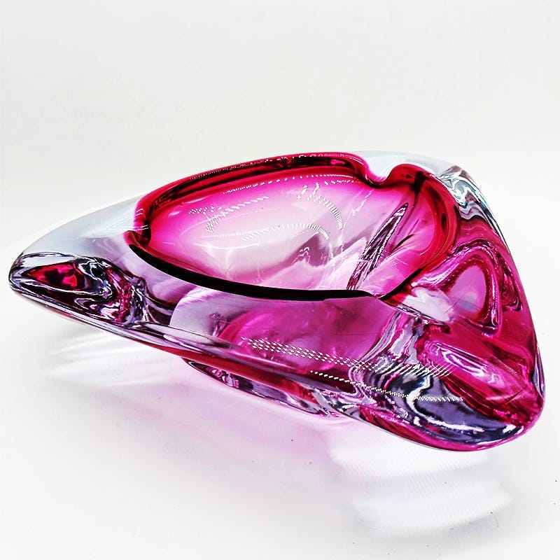 1960s very Big Pink Triangular Ashtray or Catch-all in Murano Glass. Made in Italy. 24 cm / 9.44 inches.
