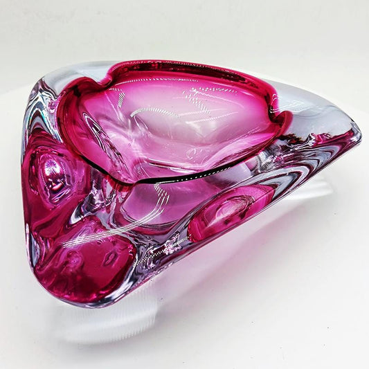 1960s very Big Pink Triangular Ashtray or Catch-all in Murano Glass. Made in Italy. 24 cm / 9.44 inches.