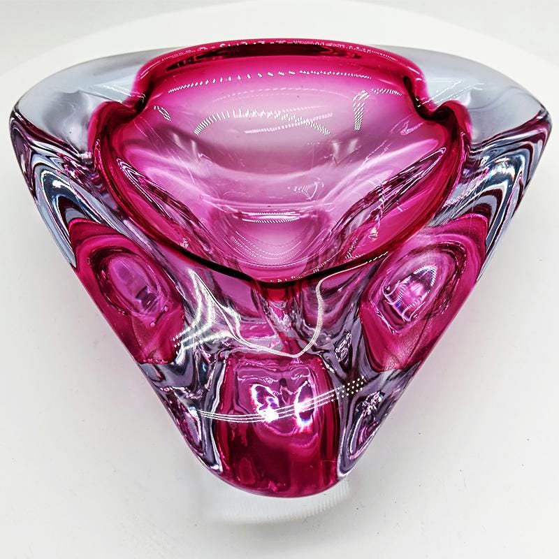 1960s very Big Pink Triangular Ashtray or Catch-all in Murano Glass. Made in Italy. 24 cm / 9.44 inches.
