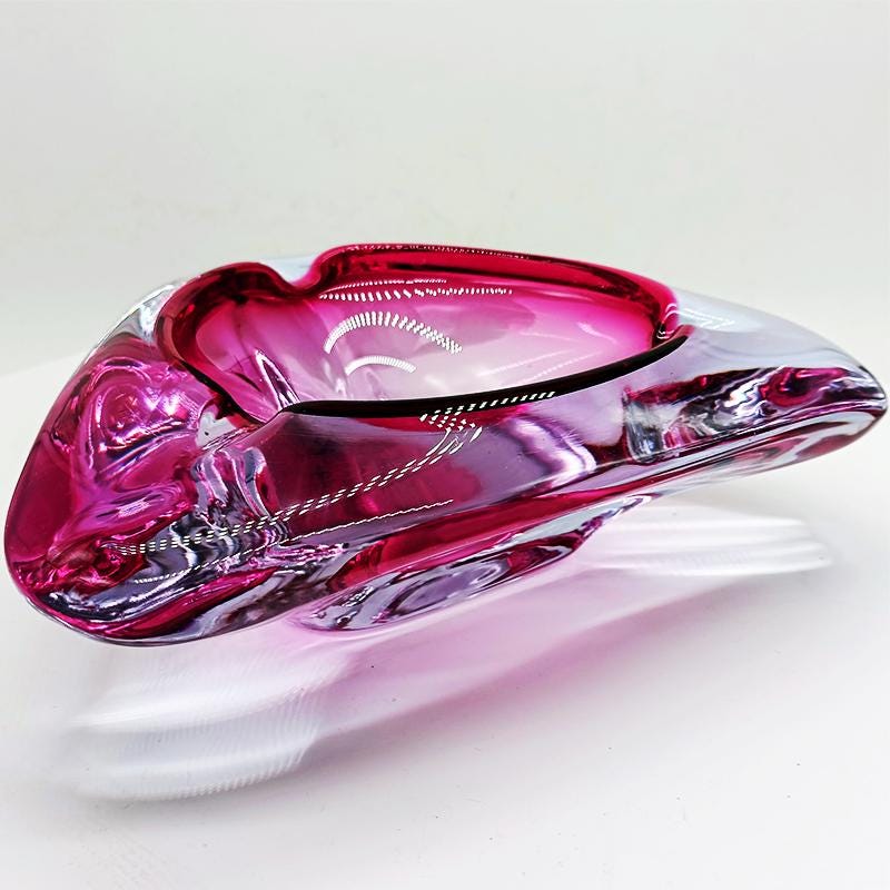 1960s very Big Pink Triangular Ashtray or Catch-all in Murano Glass. Made in Italy. 24 cm / 9.44 inches.