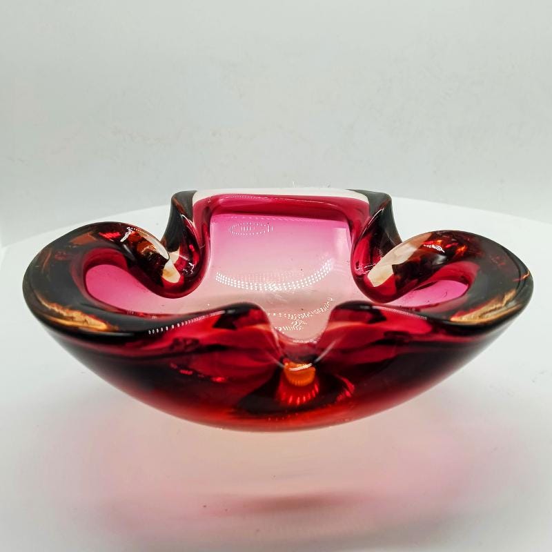 1960s Pink Ashtray or Catch-all in Murano Glass by Flavio Poli for Seguso. Made in Italy.