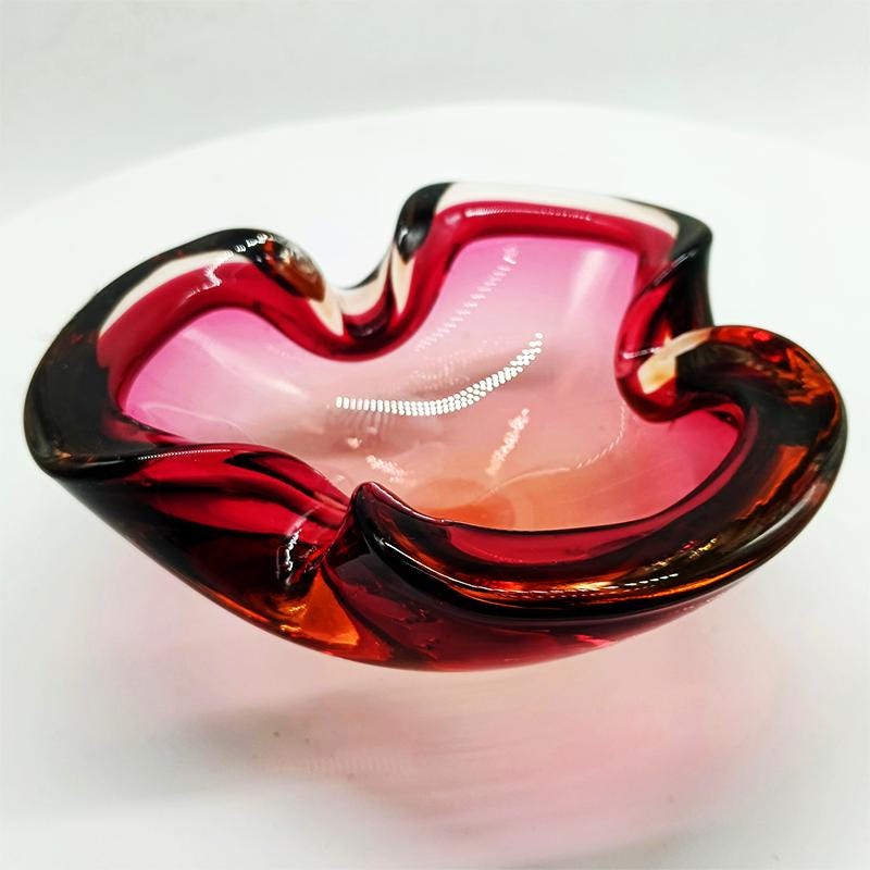 1960s Pink Ashtray or Catch-all in Murano Glass by Flavio Poli for Seguso. Made in Italy.