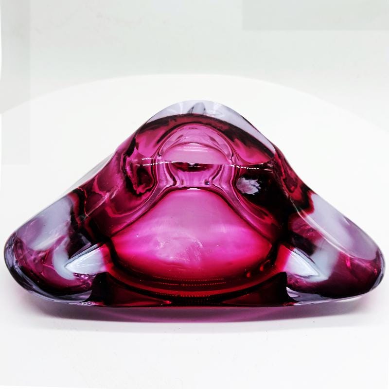 1960s very Big Pink Triangular Ashtray or Catch-all in Murano Glass. Made in Italy. 24 cm / 9.44 inches.