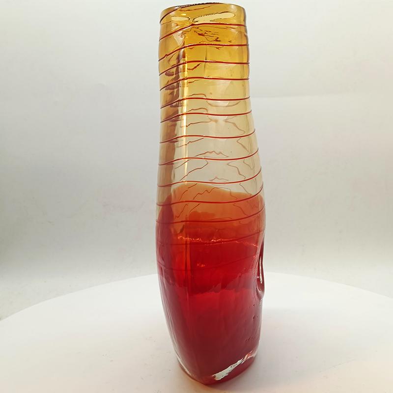 1970s Stunning Vase in hand-worked Murano Glass. Made in Italy.