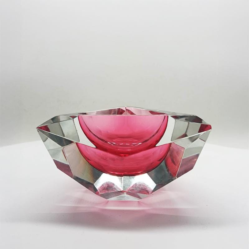 1960s Rare Pink Multifaceted Triangular Ashtray or Catch-all in Murano by Flavio Poli for Seguso. Made in Italy.