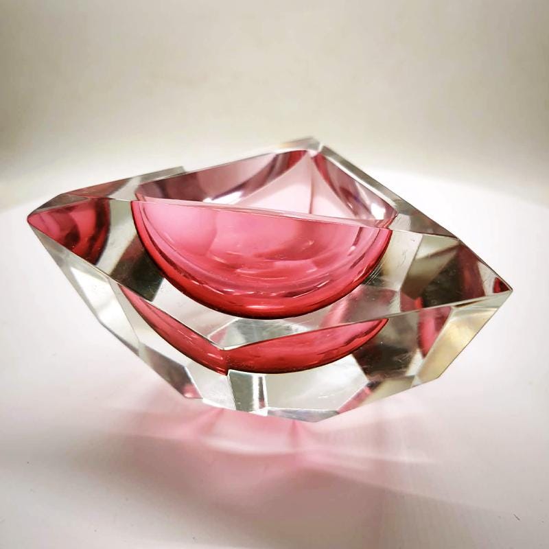 1960s Rare Pink Multifaceted Triangular Ashtray or Catch-all in Murano by Flavio Poli for Seguso. Made in Italy.