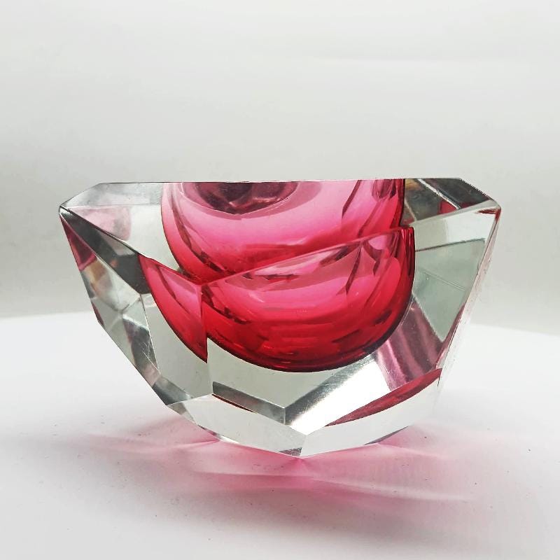 1960s Rare Pink Multifaceted Triangular Ashtray or Catch-all in Murano by Flavio Poli for Seguso. Made in Italy.