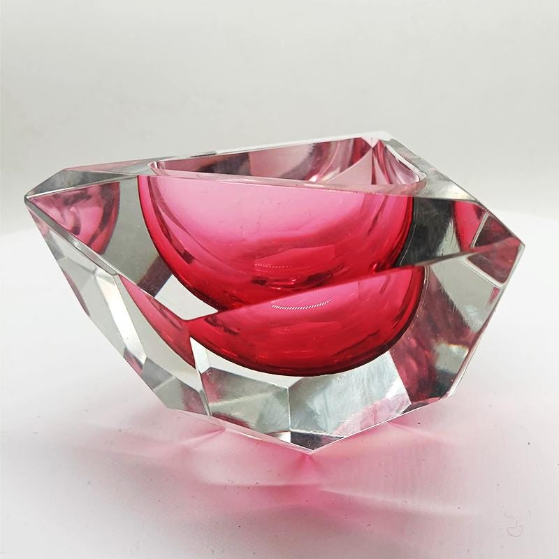 1960s Rare Pink Multifaceted Triangular Ashtray or Catch-all in Murano by Flavio Poli for Seguso. Made in Italy.