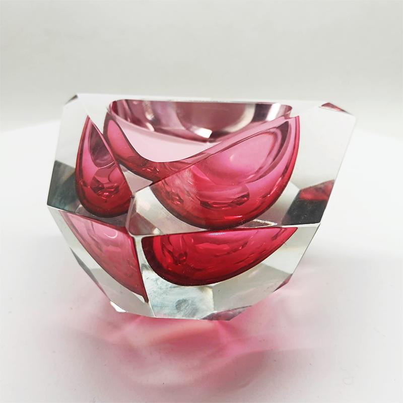 1960s Rare Pink Multifaceted Triangular Ashtray or Catch-all in Murano by Flavio Poli for Seguso. Made in Italy.