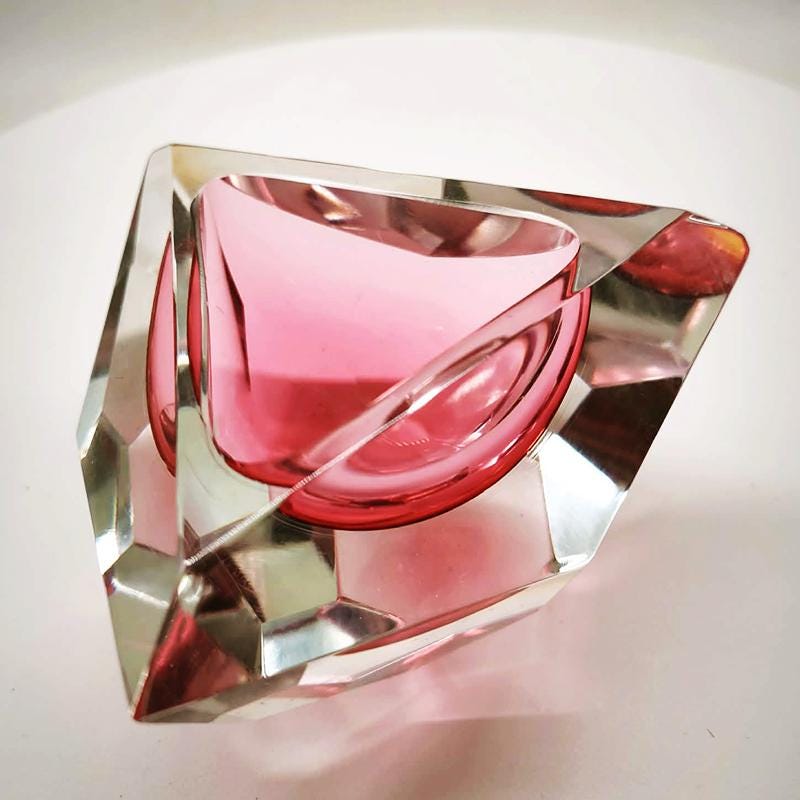1960s Rare Pink Multifaceted Triangular Ashtray or Catch-all in Murano by Flavio Poli for Seguso. Made in Italy.