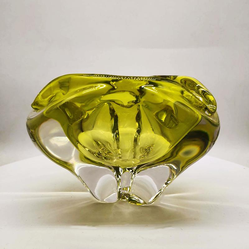 1950s Big Triangular Ashtray - Centerpiece or Catch-all in Murano Glass by Flavio Poli. Made in Italy. 20 x 17 x 13,5 h cm / 2,8 kg.